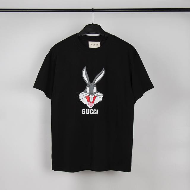 高端品质，独家定制，Gucci古奇新品兔八哥字母Logo圆领T恤，采用定制定染高克重原版面料，洗水完高达280G纯棉双纱面料，螺纹增加到2.7不变形，宽松Ove