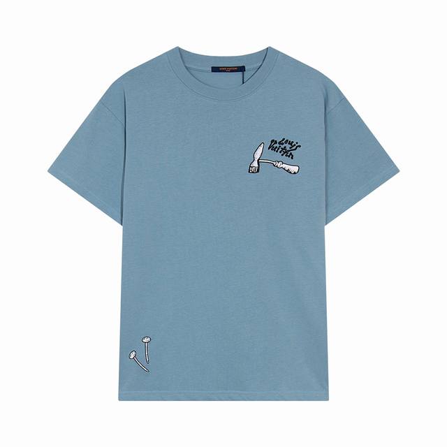 高端品质，独家定制，Lv新品工具刺绣字母Logo圆领短袖，采用定织定染高克重原版面料，洗水完高达280G纯棉面料，螺纹增加到2.7不变形。，1-1工艺制作，宽松
