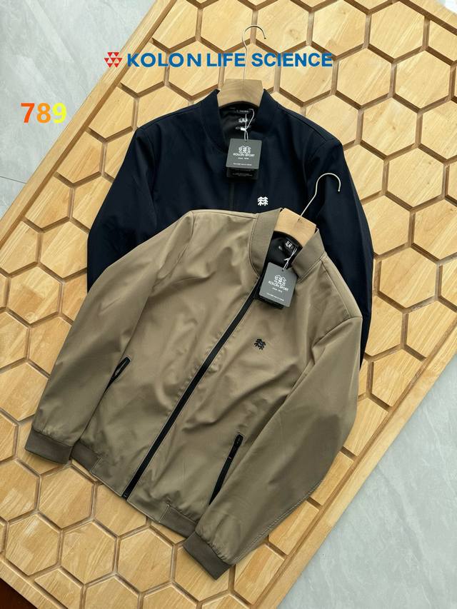 Kolon Sort可隆户外软壳立领夹克外套 防泼水休闲男士防风徒步外套！ 软壳夹克外套，具有优异的防风，防泼水功能，穿着舒适自如。 胸前经典Logo，更显高端