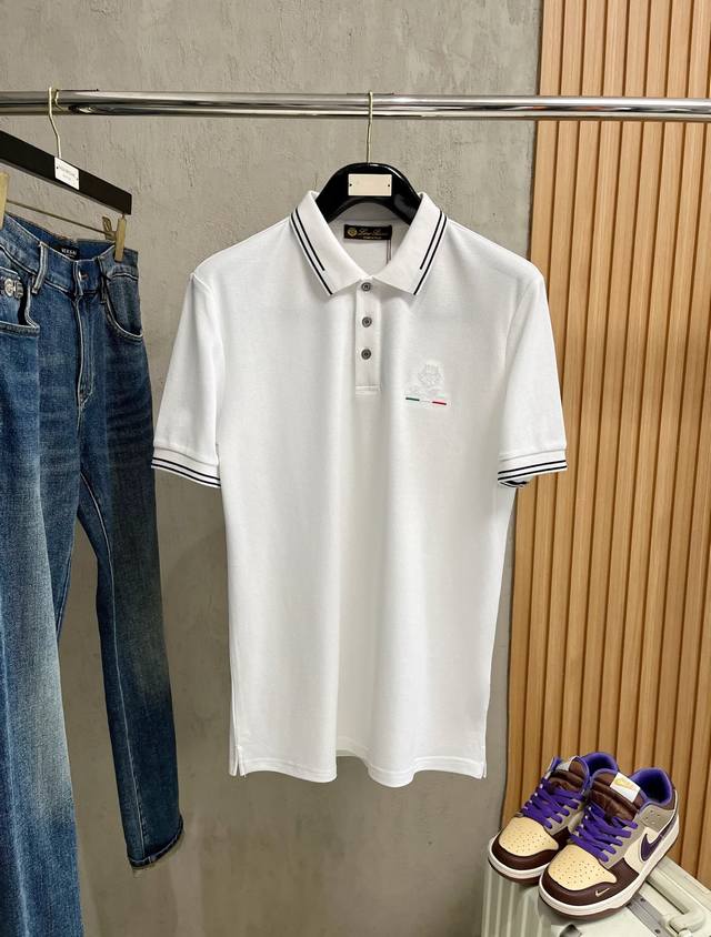Lp2530春夏新款男士标识短袖Polo衫，延续经典商务休闲翻领Polo恤.该款Polo衫采用丝光双面棉质珠地面料制成，隽永设计可跨越时尚潮流。经典款型，品牌L