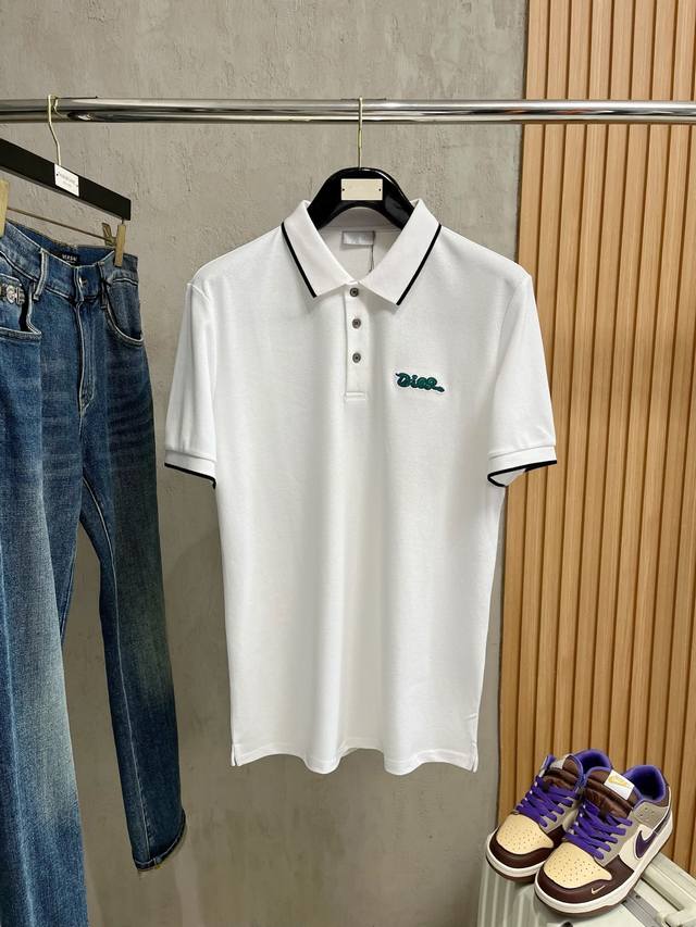 迪奥 2025春夏新款男士标识短袖Polo衫，延续经典商务休闲翻领Polo恤.该款Polo衫采用丝光双面棉质珠地面料制成，隽永设计可跨越时尚潮流。经典款型，品牌