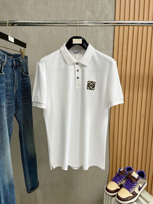 罗意威 2025春夏新款男士标识短袖Polo衫，延续经典商务休闲翻领Polo恤.该款Polo衫采用丝光双面棉质珠地面料制成，隽永设计可跨越时尚潮流。经典款型，品