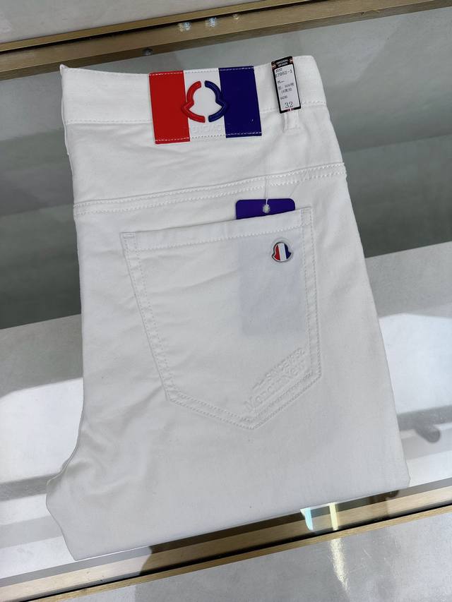 蒙口 2025春夏新款上市，高品质爆款牛仔裤超级定制款，G网同款经典Logo，修身带弹力，上身舒适亲肤，版型超赞细节做工无可挑剔！简欧风格，轻奢高档，！码数：2