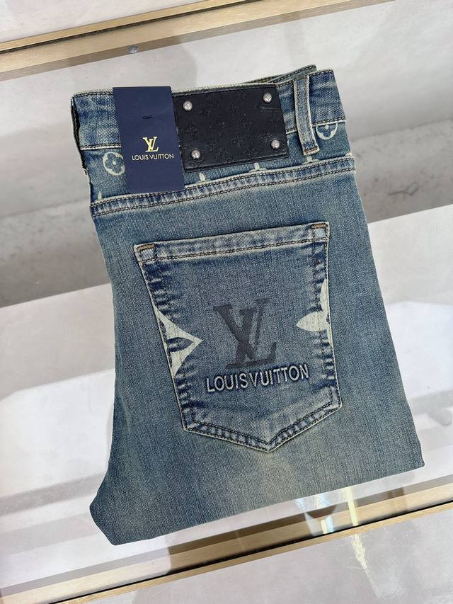 Lv 2025夏季新款现货上市，原单爆款牛仔裤超级定制款，原版五金，超级重工工艺，版型超赞细节做工无可挑剔！款式不挑人，特别高档，好货不等人，看中赶紧下手，尺码