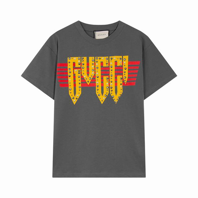 高端品质，独家定制，Gucci 铆钉字母Logo圆领短袖，采用定织定染高克重原版面料，洗水完高达280G纯棉面料，螺纹增加到2.7不变形。，1-1工艺制作，宽松