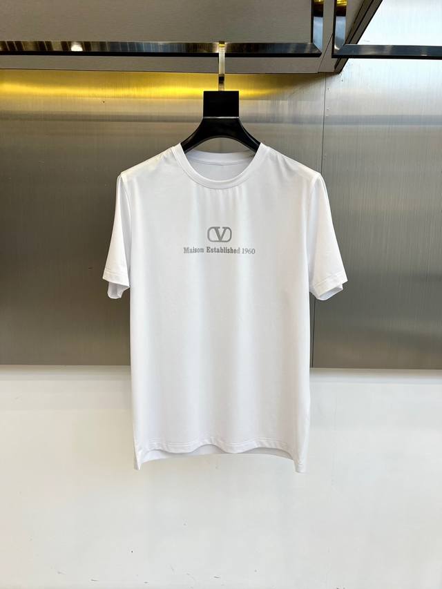 Vt华伦天奴、2025春夏男士新款圆领短袖T恤。进口定织面料100%纯棉、面料手感丝滑柔软，透气亲肤性极佳，着身无比的舒适，整体质感相当之高！衣身胸前标志性Lo
