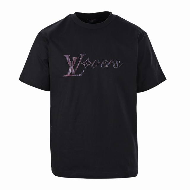 Louis Vuitton Lv Vers短袖T恤 正品8350购入，采用32支精疏棉平纹双纱230克面料，领口1*1配套罗纹，胸口渐变印花工艺，面料酵洗，定制