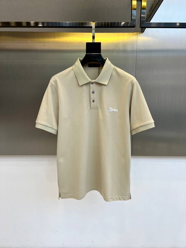Lv、2025S经典标志性Logo点缀元素 经典时尚翻领 Polo衫短袖 ，贸易公司渠道订单，简约大气，时尚百搭，品相更是无法挑剔！选用客供进口定织纯棉珠地网眼