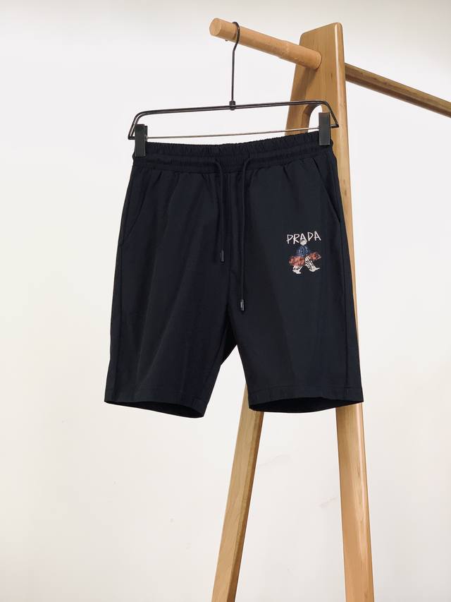Prad‘’ 2025Ss春夏新品 印花抽绳休闲短裤 时尚系列，独特设计，抽绳休闲长裤 订纱开始订染和订纺。 国内某大厂出口日本 和供应几大顶级品牌的面料。 手