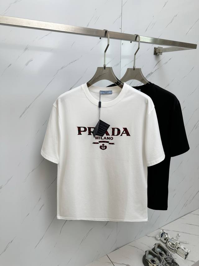 Prad‘’顶级品质 2025款新品短袖！精选顶级原版面料，手感柔软。顶级进口私货，时尚设计潮流短袖，不失奢华 品质毋庸置疑 上身效果超赞，奢华官网同款！尺码：