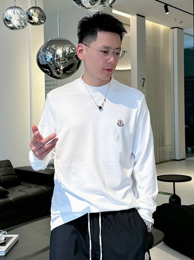 蒙口打底系列 季度：2025秋冬 颜色：黑色 白色 藏青色 尺码: M-5Xl 版型：长袖打底T 克重：245克重 成份：莫代尔双面面料 工艺： 面料表面纹理细