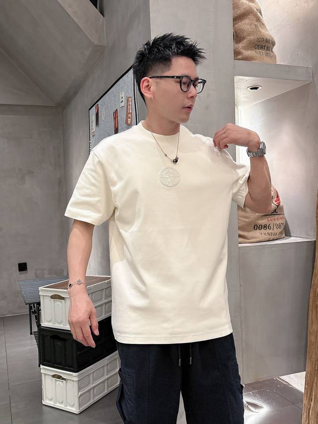 D家短袖系列 季度：2025秋冬 颜色：黑色 铁灰色 杏色 尺码: M-5Xl 版型：微阔版型 克重：270克重 成份：碳素磨毛罗马棉平纹面料 纹路平整清晰 手