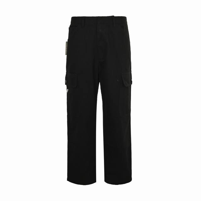 Prada 普拉达 25Ss 口袋三角标工装长裤 定制天然粗斜纹舒绒棉料,采用进口专机红外线定位“Prada三角标” 位置更为精准,模版机开袋 预设的模板来指导