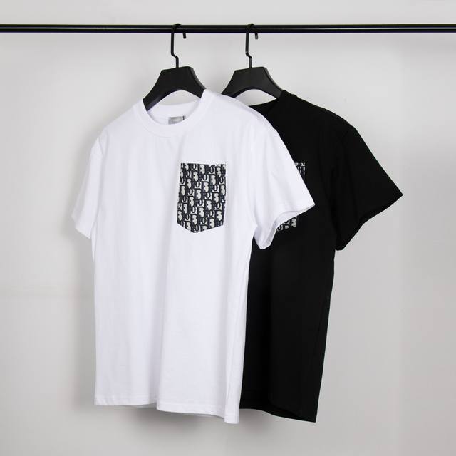 高端品质，独家定制，Dior 提花牛仔布口袋字母Logo圆领T恤，采用定制定染高克重原版面料，洗水完高达280G纯棉双纱面料，螺纹增加到2.7不变形，宽松Ove