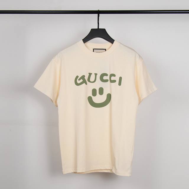 高端品质，独家定制，Gucci 笑脸印花字母Logo圆领T恤，采用定制定染高克重原版面料，洗水完高达280G纯棉双纱面料，螺纹增加到2.7不变形，宽松Overs