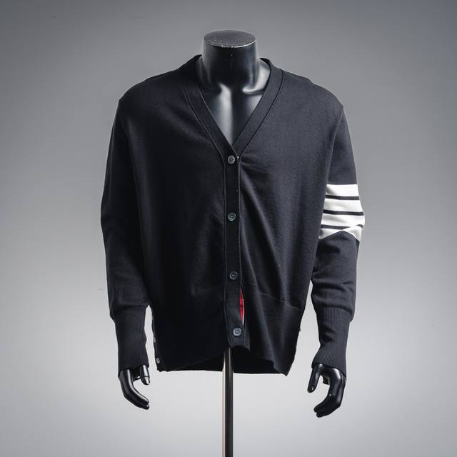 Thombrowne Tb 25Ss煎饼人图案开衫外套毛衣 Thom Browne 是一位颇有远见桌识的设计师，以其别具匠心的精裁设计为大众所熟知。他大胆挑战传