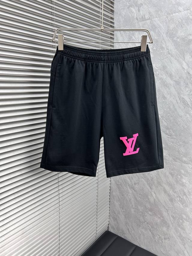 Lv‘’2025Ss夏季新款休闲短裤，设计感十足，非常适合夏天和户外长时间活动穿着，富有弹性，能快速通风散热，口袋位置取放容易而实用。尺码：S-Xxl