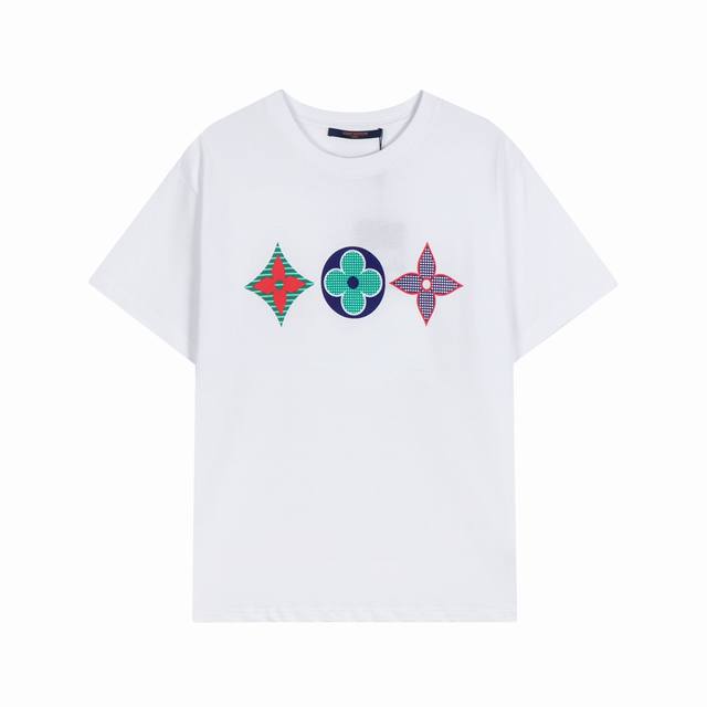 高端品质，独家定制，Lv经典四叶草字母Logo圆领T恤，采用定制定染高克重原版面料，洗水完高达280G纯棉面料，1-1工艺制作，宽松Oversize版型，欧版大
