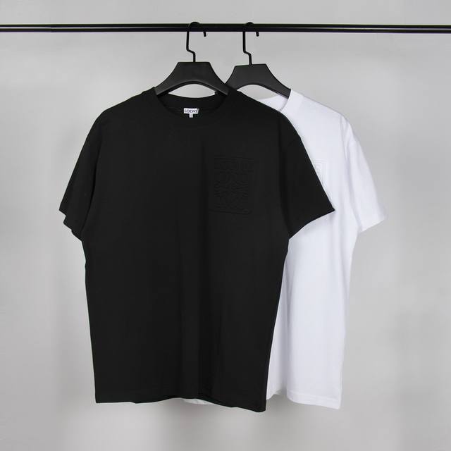 高端品质，独家定制，Loewe新品3D立体压花字母Logo圆领T恤，采用定制定染高克重原版面料，洗水完高达280G纯棉双纱面料，螺纹增加到2.7不变形，宽松Ov