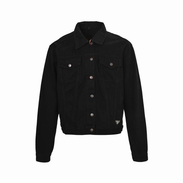 Prada 普拉达 25Ss 下摆三角标徽标牛仔外套 定制臻绒高密幻影斜纹缎，进口专机红外线定位，位置更为精准，牢固结实，优先定位喷马溜再通过手搓出渐变效果，使