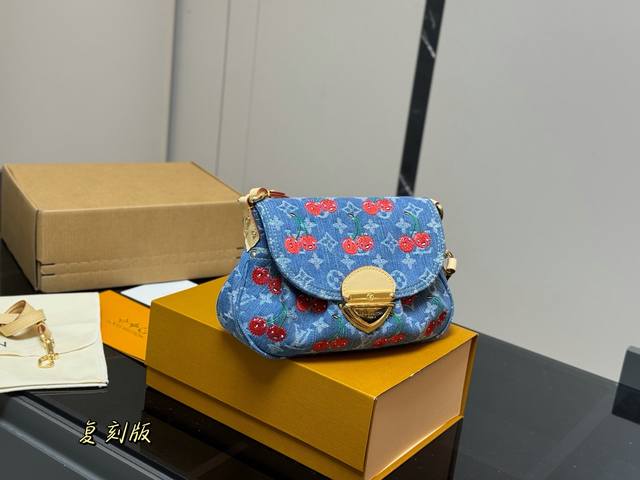 配折叠盒飞机盒 复刻版 Size：26*18Cm Lv 牛仔Sunset好适合穿搭 好喜欢单宁系列 Sunset容量足够， 软软的不怕压， 颜色耐脏又时髦感！