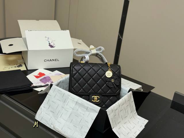 配折叠盒飞机盒 Chanel25B四叶草双肩包 阳光下太迷人啦 香奈儿四叶草金币双C菱格黑金配色， 这几个经典元素组成了这款双肩包 高居不下的热度， 容量也是非