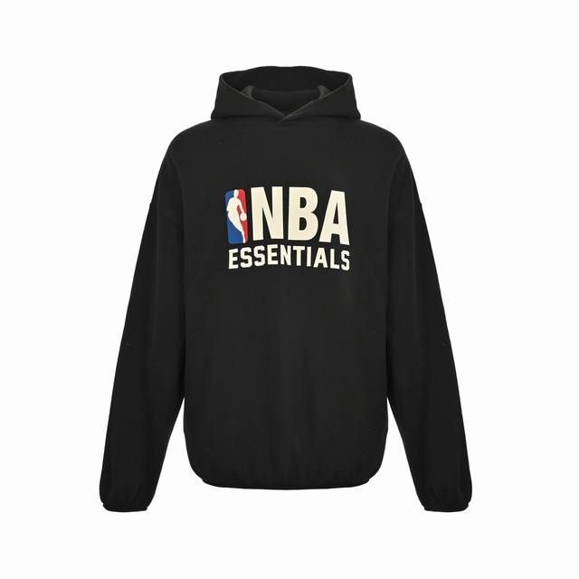 Fear Of God & Nba Fog联名系列连帽卫衣 与 Essentials 简洁的品牌字体相互映衬，袖口、下摆全部包边处理、 克水洗加绒面料不缩水、不