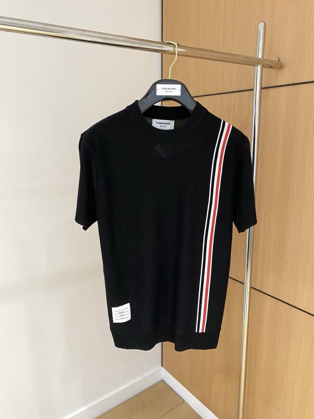 Tb 2025春夏新品针织短袖，进口针织面料，手感柔软。顶级进口私货，设计潮流短袖针织衫，不失奢华 品质毋庸置疑 上身效果超赞，奢华官网同款！尺码：M-3Xl