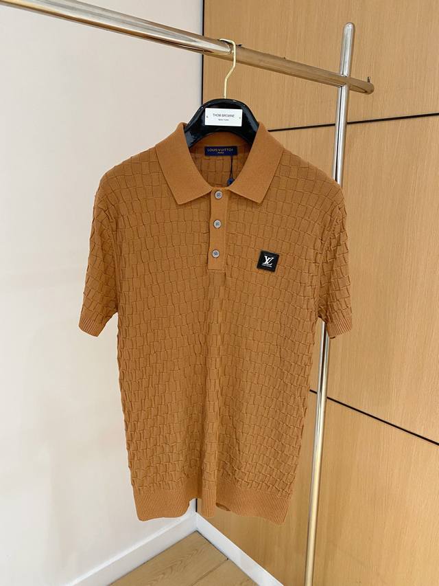 Lv 2025春夏新品针织短袖，进口针织面料，手感柔软。顶级进口私货，设计潮流短袖针织衫，不失奢华 品质毋庸置疑 上身效果超赞，奢华官网同款！尺码：M-3Xl