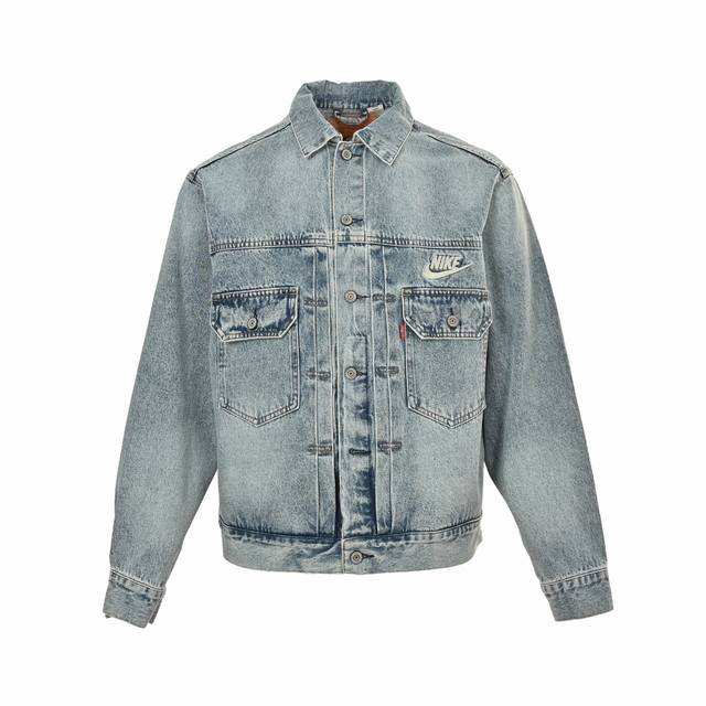 Nike & Levi’S 联名款刺绣Logo牛仔外套 Levi’S X Nike 最新联名款 纽扣双口袋Logo宽松休闲舒适翻领牛仔外套 各路大咖明星同款 男
