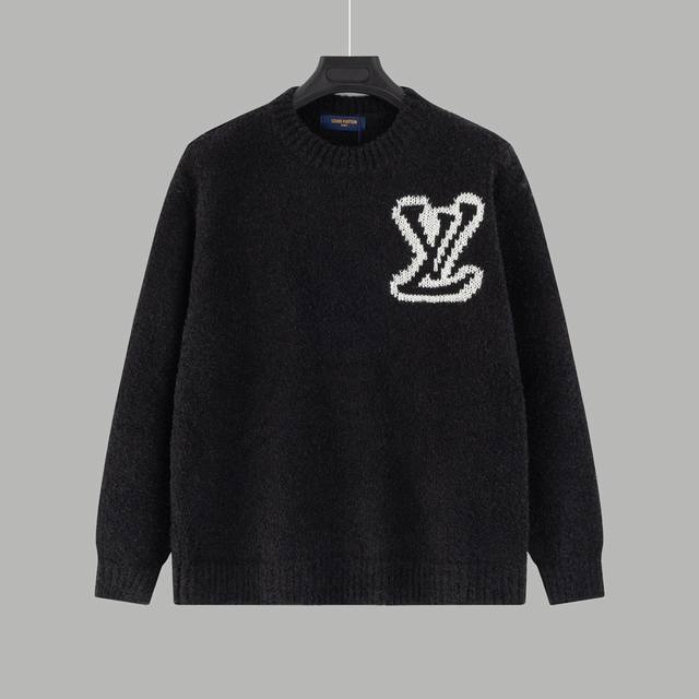 Lv正反提花圆领毛衣 明年依旧售后 Yb购入打版，采用定制羊毛混纺面料，能与同季下装搭配营造时尚造型，驾驭各种场合。 定制辅料 三标齐全 宽松版型 男女同款 S