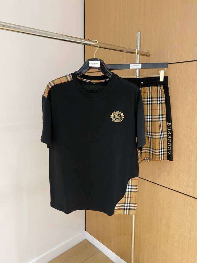 巴宝莉 2025新款套装采用客供独家进口定制面料，面料表面非常有质感显而易见，上身透气轻薄十分舒适，细节处彰显设计特色与精湛工艺，整体细节美妙绝伦！整体款式时尚