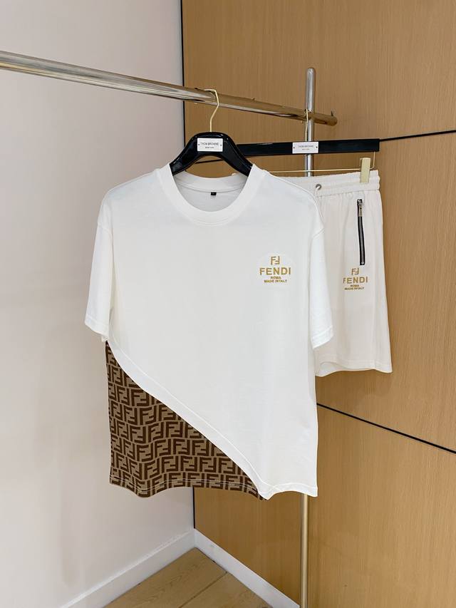 芬迪 2025新款套装采用客供独家进口定制面料，面料表面非常有质感显而易见，上身透气轻薄十分舒适，细节处彰显设计特色与精湛工艺，整体细节美妙绝伦！整体款式时尚简