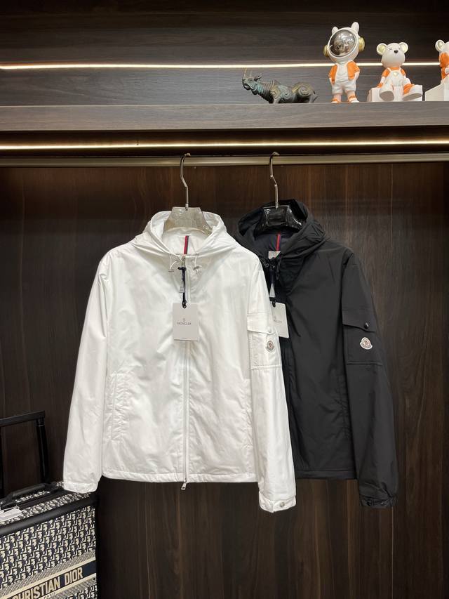 主推 Moncler 2025Ss早秋新款发布蒙口连帽夹克外套，秋季爆款夹薄棉夹克，战马刺绣Logo薄棉外套，穿上就是舒适自在又显瘦的存在，慵懒而随性，结合干净