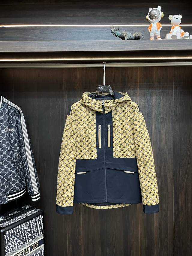 主推 Gucci 2025Ss早秋新款发布古琦连帽夹克外套，秋季爆款夹薄棉夹克，双Gg刺绣拼接款穿上就是舒适自在又显瘦的存在，慵懒而随性，结合干净简单的色系就特