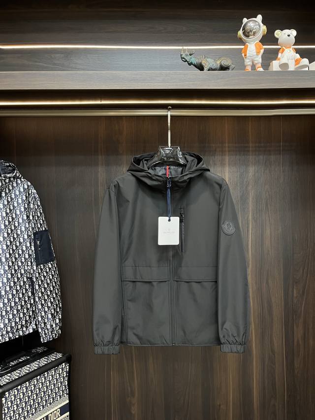 主推 Moncler 2025Ss早秋新款发布蒙口连帽夹克外套，秋季爆款夹薄棉夹克，战马Logo 穿上就是舒适自在又显瘦的存在，慵懒而随性，结合干净简单的色系就