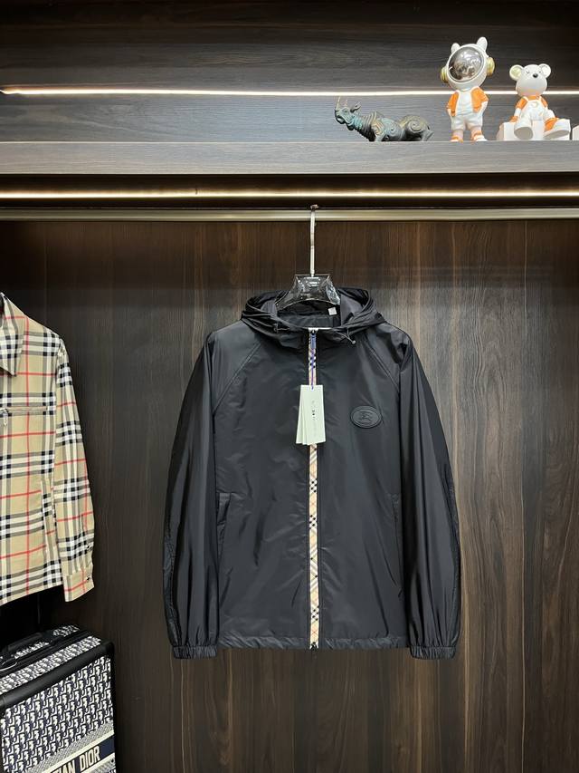 主推 Burberry 2025Ss早秋新款发布巴宝莉连帽夹克外套，秋季爆款夹薄棉夹克，战马Logo 穿上就是舒适自在又显瘦的存在，慵懒而随性，结合干净简单的色