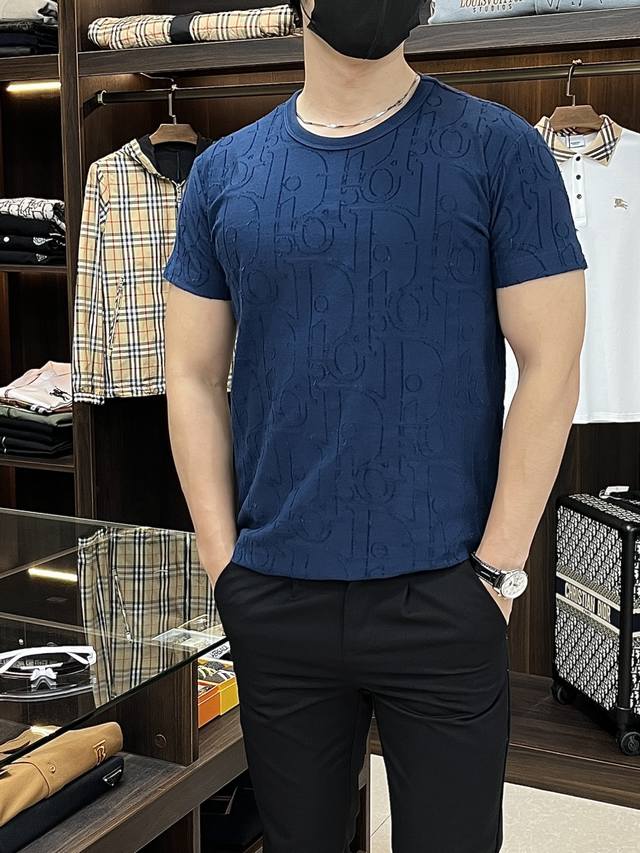主推 Dior 25Ss新款T恤衫迪奥这款T恤是二零二五秋季男装系列新品，饰以经典的Oblique印花。采用棉质平纹针织面料精心制作，通体饰以剪线提花工艺 Ob
