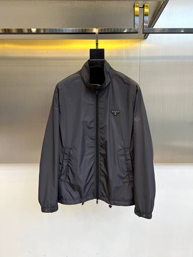 主推 Prad普拉、25Fw新品 经典款Re Nylon夹克 男装再生尼龙连帽夹克。 洁，细节精致，饰有珐琅金属三角形徽标。超大版型立领连帽直筒 拉链开合 隐形