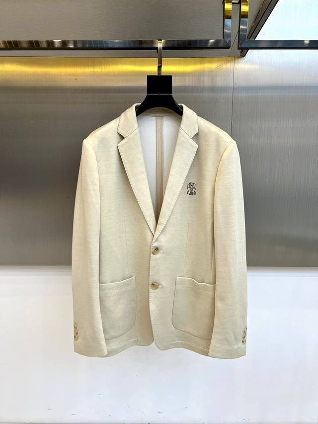 主推 Bc-Brunello Cucinelli男士休闲羊毛西服外套，22.5%羊毛15%尼龙，38%丙烯酸纤维 24.5%聚酯纤维，剪裁修身合体，符合人体最佳
