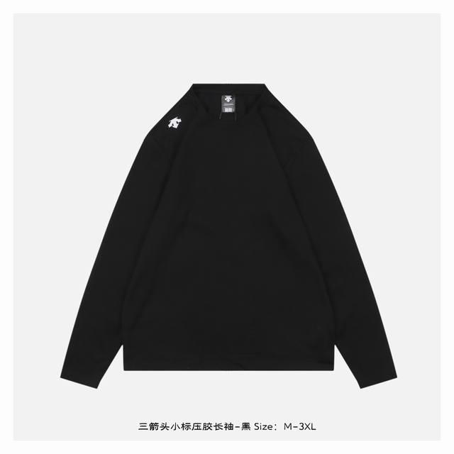 三箭头小标压胶长袖-黑 面料采用 克液氨丝光棉，面料质感挺括有型，避免了轻薄长袖易出现的松垮、透肉、软塌无形等问题，有效修饰身形，彰显利落轮廓，该面料还具备出色