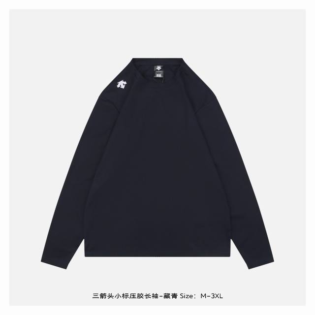 三箭头小标压胶长袖-藏青 面料采用 克液氨丝光棉，面料质感挺括有型，避免了轻薄长袖易出现的松垮、透肉、软塌无形等问题，有效修饰身形，彰显利落轮廓，该面料还具备出