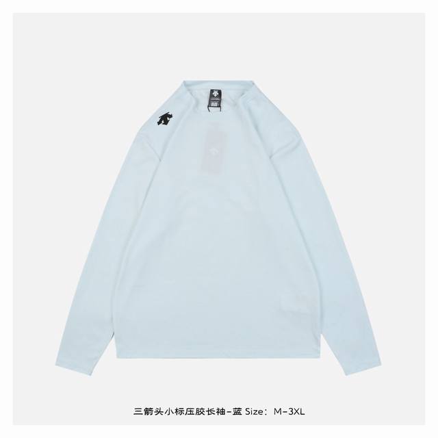 三箭头小标压胶长袖-蓝 面料采用 克液氨丝光棉，面料质感挺括有型，避免了轻薄长袖易出现的松垮、透肉、软塌无形等问题，有效修饰身形，彰显利落轮廓，该面料还具备出色