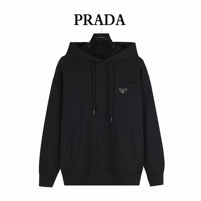Prada 普拉达 25Fw 侧边假口袋三角铁标Logo徽章连帽卫衣 经典款款我们最在意的就是面料和版型，P家经典修身版型，特殊立裁工艺， 上身线条流畅，不管偏
