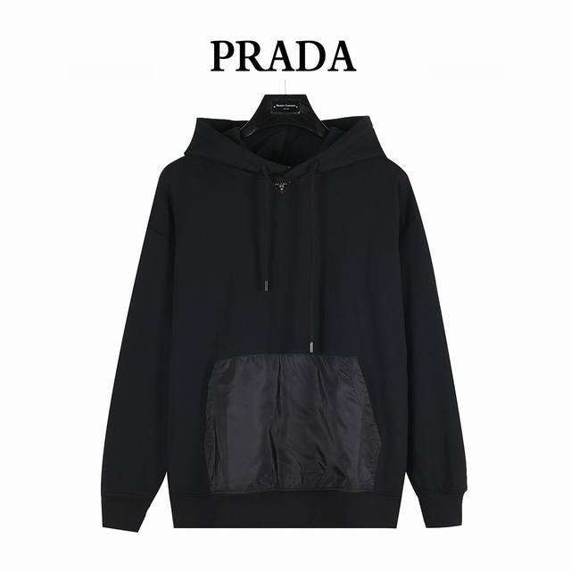 Prada 普拉达 25Fw 经典领口缝线三角标尼龙袋鼠口袋连帽卫衣 精致升级，越简单越显格调，更能体现街头的休闲版型， 是大多数人都喜欢的Oversize版，