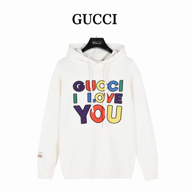 Gucci 古驰 重工全彩Logo字母刺绣连帽卫衣 全新配色和面料组合贯穿整个系列，正面饰有“Guc* I Love You”亮色全彩刺绣， 以精简而不失时髦的