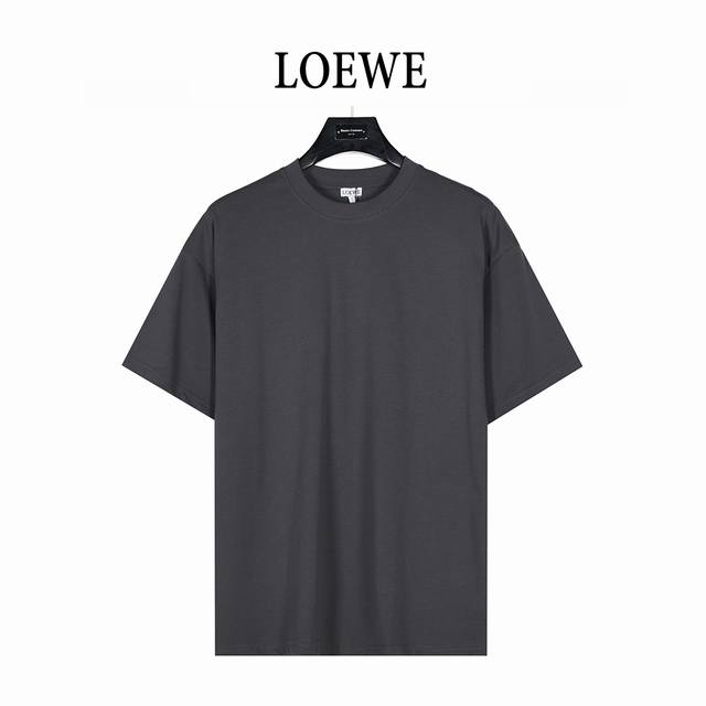 Loewe 罗意威 25Ss 袖口徽标裁剪贴布刺绣短袖T恤 轻盈质地纯棉质面料，采用15S精棉平纹，260G。精棉面料通常具有较好的吸湿性、透气性、保暖性和耐磨