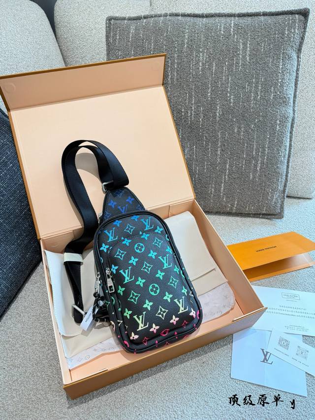 Lv Ss25新款男包系列 Lv Ss25新款男包系列 Lv 热门斜挎包，时尚圈的宠儿！独特设计，融合经典与潮流元素，彰显非凡魅力。优质皮革，细腻纹理，精湛工艺