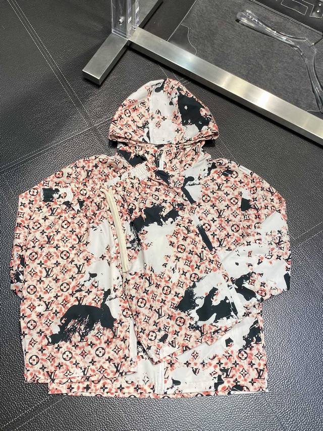 套。Lv路易威登 独家客供春夏新款专柜同款套装，透气舒适休闲！高级感满满！细节精致高档，做工无可挑剔！原版高端面料很显高级！面料挺括抗皱耐磨，吸湿速干透气，利落