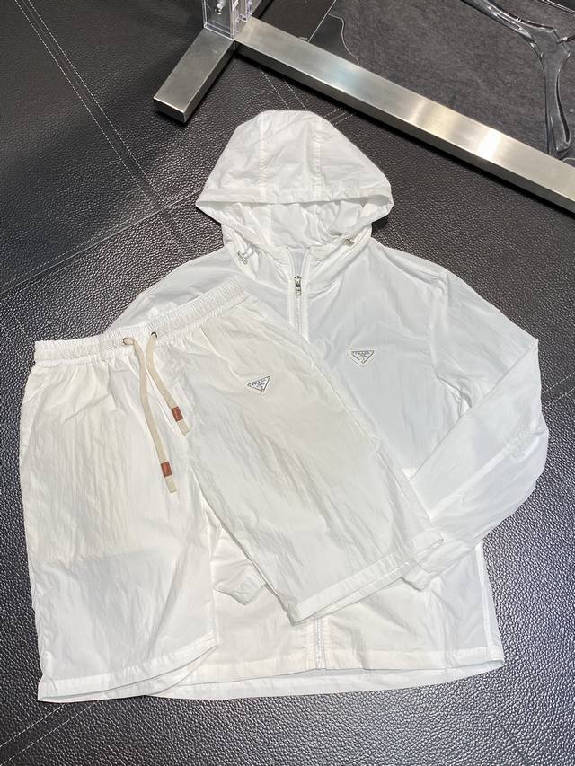 套。Prada普拉达独家专供春夏新款专柜同款套装，透气舒适休闲！高级感满满！细节精致高档，做工无可挑剔！原版高端面料很显高级！面料挺括抗皱耐磨，吸湿速干透气，利